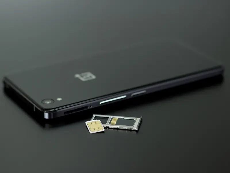 Staying Connected: Choosing the Right SIM Card and Data Plan for Your Trip