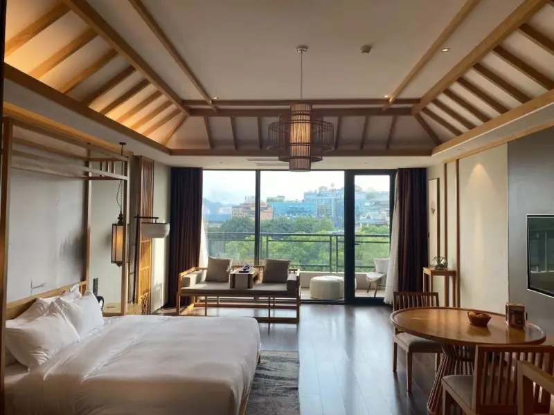 Tranquil Escape in the Heart of Guilin's Scenic Wonders