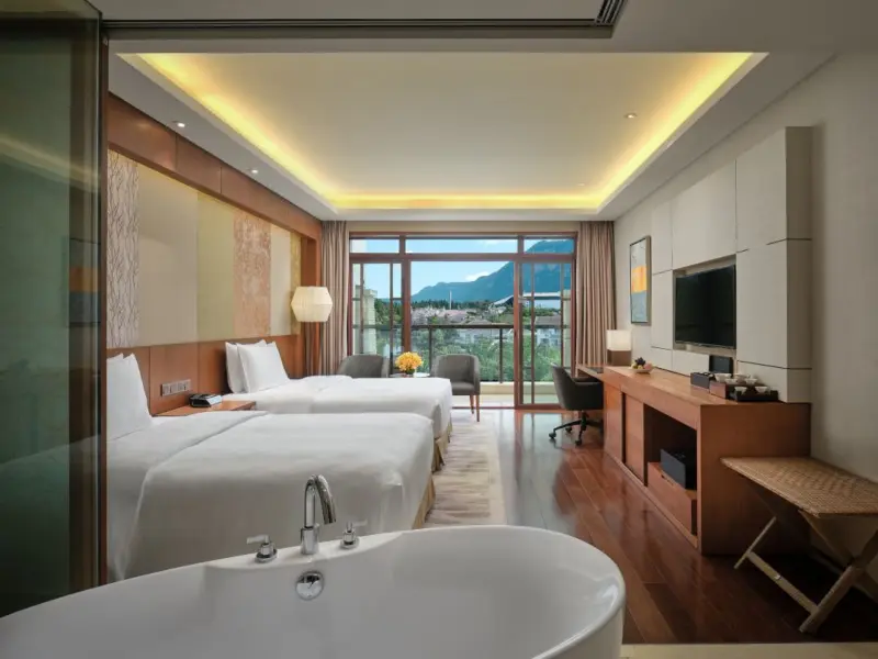 HUALUXE Kunming Hotel-A Luxurious Oasis by Dianchi Lake